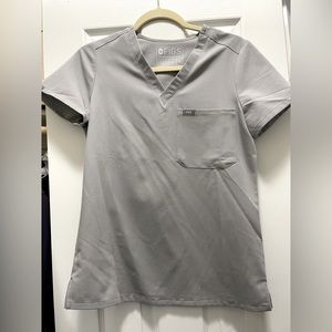 Grey figs one pocket top